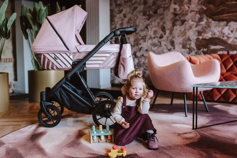 Różowy wózek dla dziewczynki – stylowy, słodki i wyjątkowy wybór w bajkowym kolorze; modne odcienie różu dostępne w ofercie Dadi-Shop.